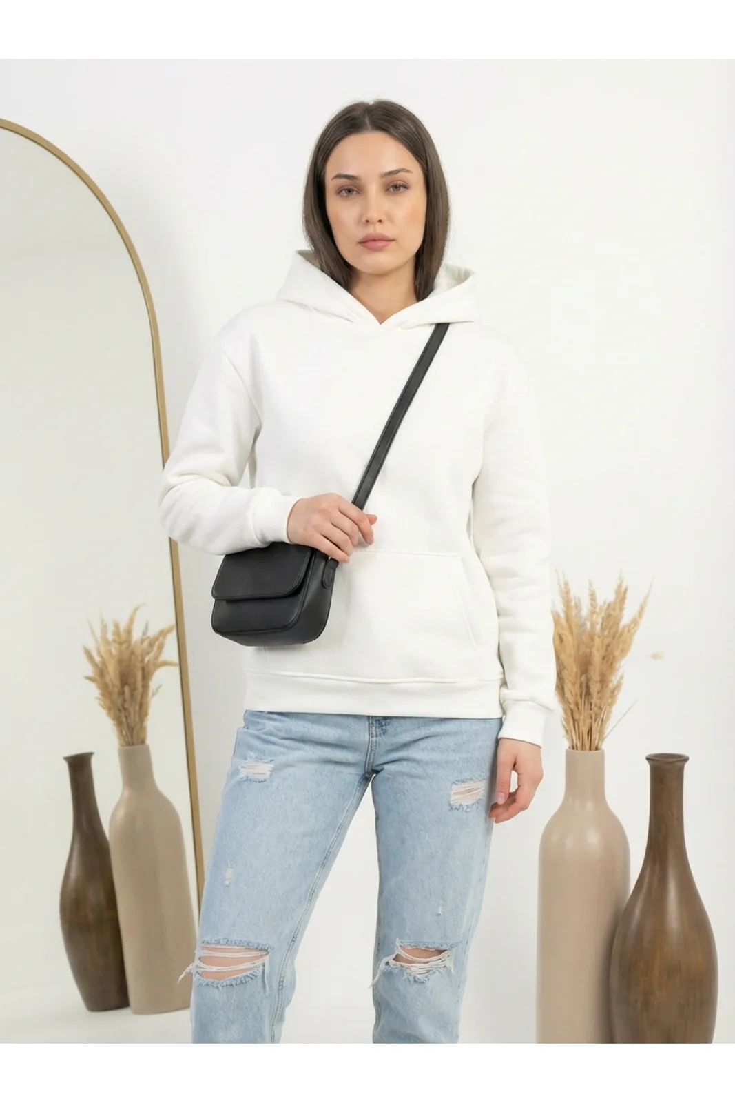 Unisex Kapüşonlu Sweatshirt beyaz, omuz çantalı model üzerinde önden