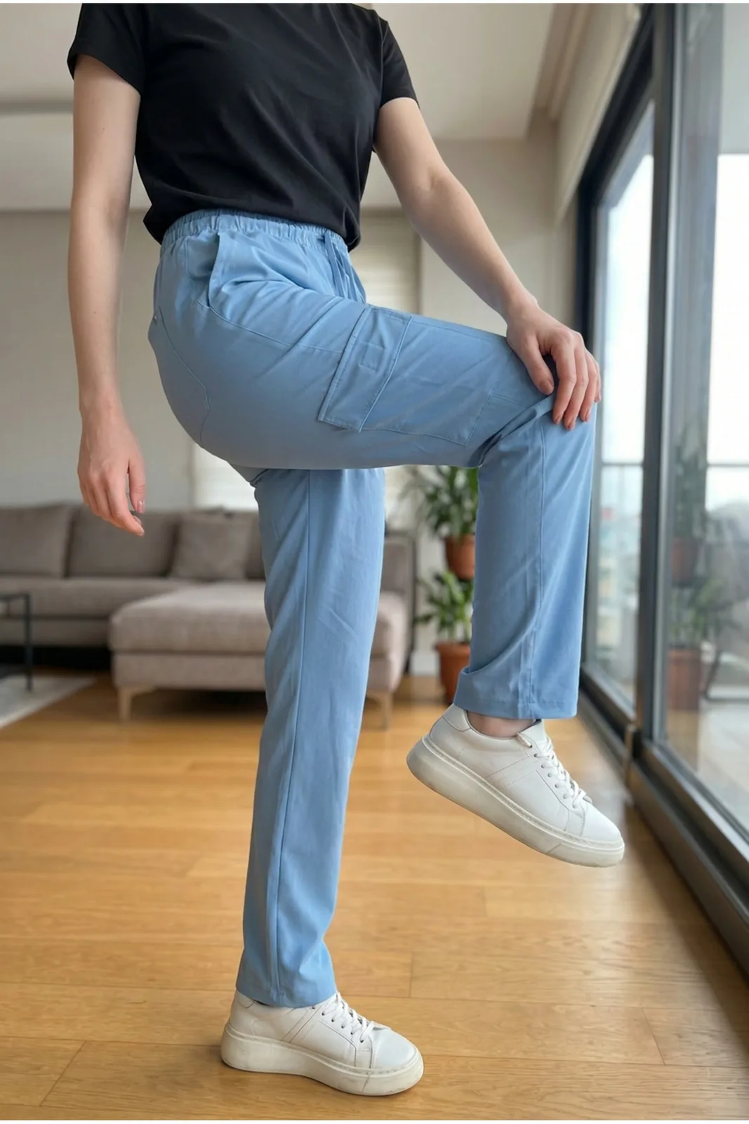 Unisex Kargo Cep Pantolon gök mavisi, oturma odasında model üzerinde