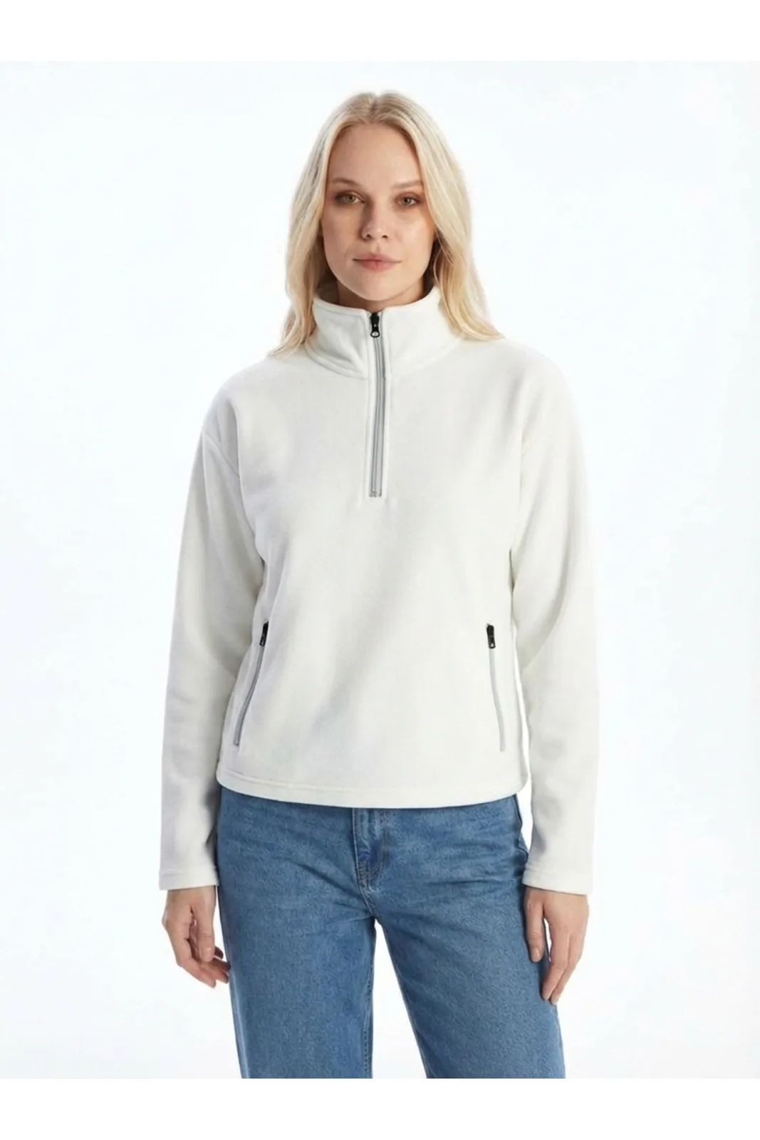 Unisex Yarım Fermuarlı Balıkçı Yaka Sweatshirt beyaz, model üzerinde önden fermuarlı cep