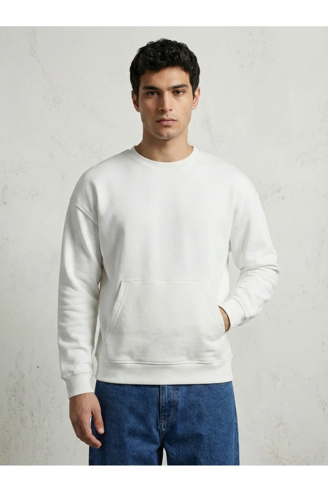 Unisex Kanguru Cepli Basic Sweatshirt beyaz, model üzerinde önden