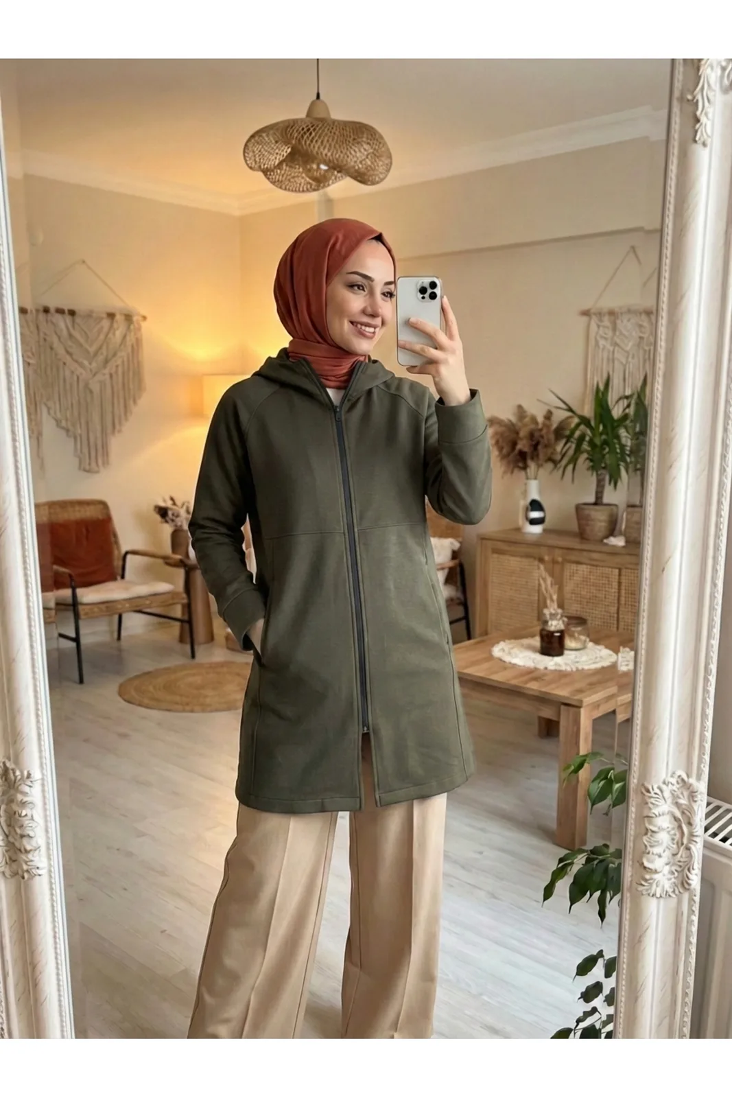 Kadın Uzun Softshell Tesettür Mont haki, evde aynada model üzerinde